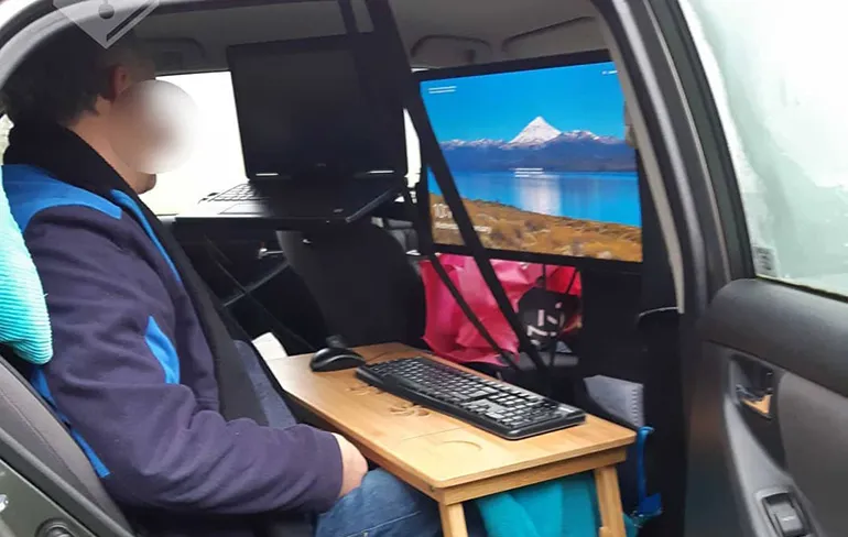 Brabander heeft thuiswerkplek in de auto gemaakt om weg te zijn van kinderen