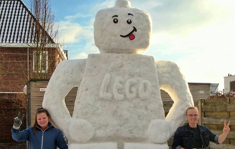 Brabanders hebben niets te doen en maken gigantische LEGO sneeuwpop