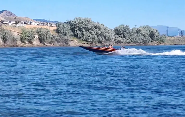 Brand blussen met een jetboot in Canada