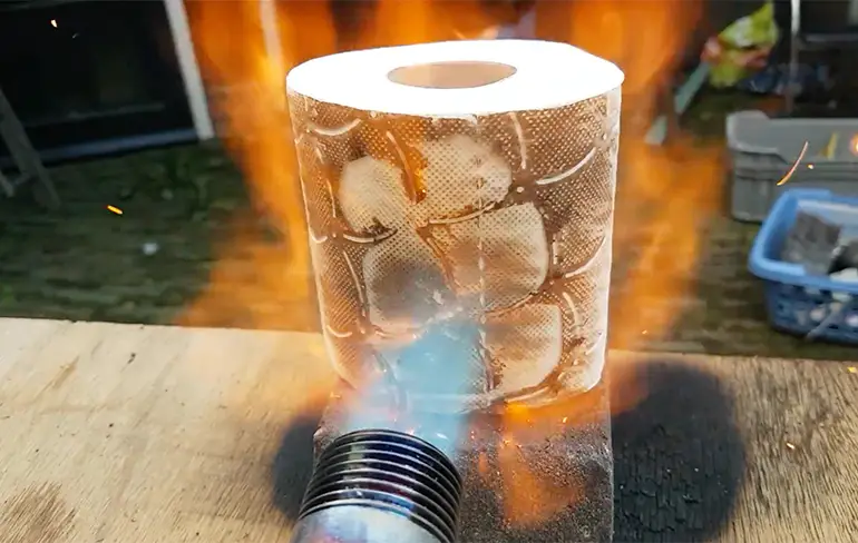 Brandend toiletpapier is vermakelijk om naar te kijken!