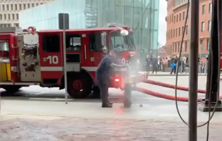 Brandweerman komt erachter dat er veel druk op brandkraan staat