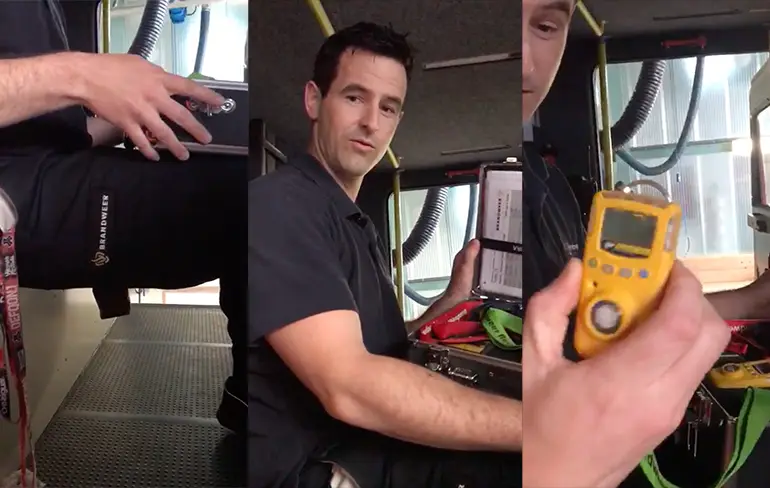 Brandweerman laat zien hoe je meter moet testen