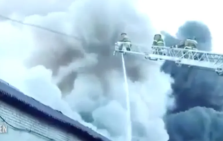 Brandweermannen hangen boven ontploffende vuurwerkopslag in Rusland