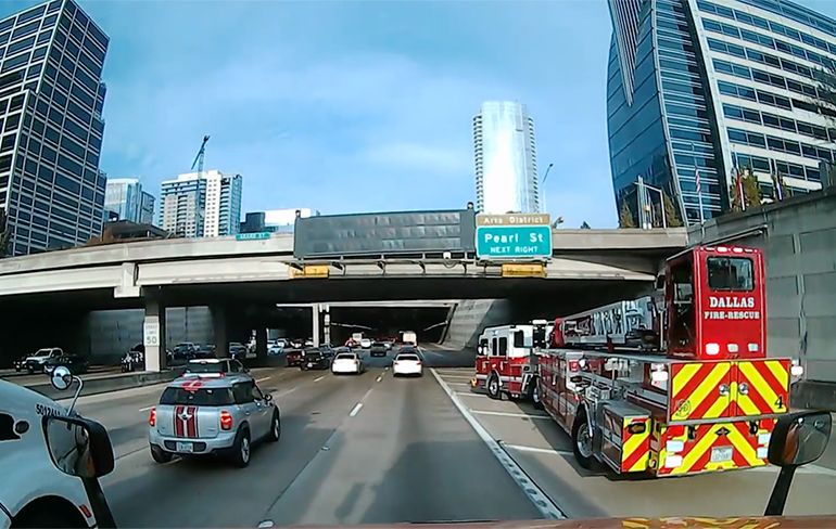 Brandweerwagen in Dallas komt driftend de snelweg op