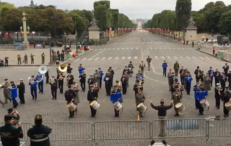 Brass band doet nummertje van Daft Punk