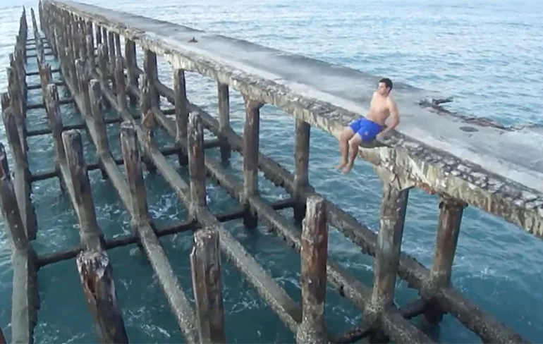 Braziliaan doet gevaarlijk kunstje op de pier van Fortaleza