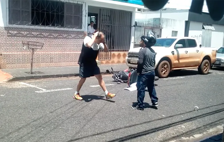 Braziliaan maakt einde aan Road Rage met hamer en schop tegen hoofd