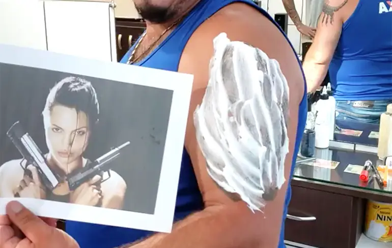 Braziliaan onthult tattoo meesterwerkje wat op zijn arm staat
