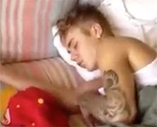 Braziliaans meisje filmt slapende Justin Bieber