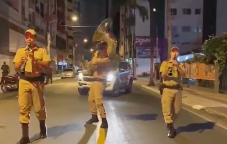 Braziliaanse band van Militaire politie speelt Stand By Me