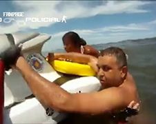 Braziliaanse brandweerman redt hele familie van verdrinking