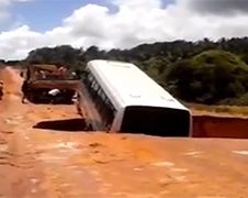Braziliaanse bus verdwijnt in sinkhole en drijft af...