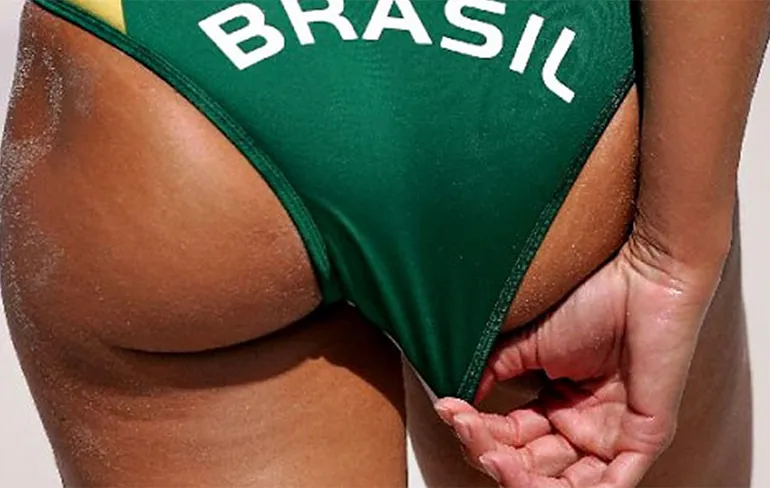 Braziliaanse chick prijst haar koopwaren aan!