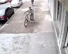 Braziliaanse fietsendief komt zonder fiets thuis...