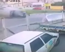 Braziliaanse man had geen gordel om en vliegt uit auto