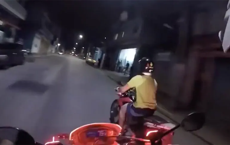 Braziliaanse motoragent laat zich niet afschudden tijdens achtervolging