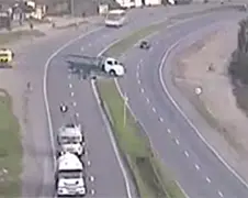 Braziliaanse Motorrijder glijdt onder vrachtwagen door