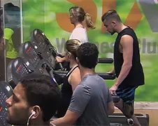 Braziliaanse Paralympiërs trainen op gewone sportschool...