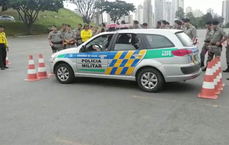 Braziliaanse politie leert weg te rijden uit hele krappe parkeerplaats