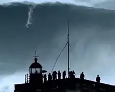 Braziliaanse surfer Carlos Burle doet golf van 30 meter
