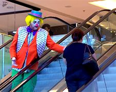 Braziliaanse televisie doet ouderwetse clown met taart grap!