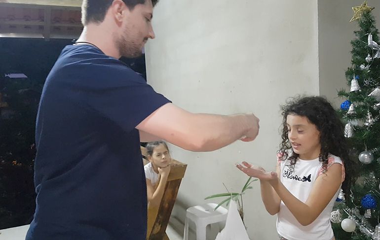 Braziliaanse vader haalt geintje uit met zijn dochter