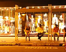 Brazilianen doen afknallen bij bushokje grap