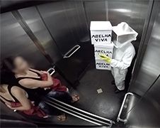 Brazilianen doen bijen in de lift grap