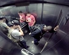 Brazilianen doen diarree in de lift grap