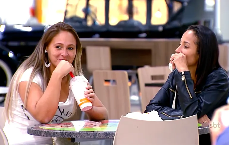 Brazilianen laten zien hoe je zo sensueel mogelijk een ijsje kunt eten