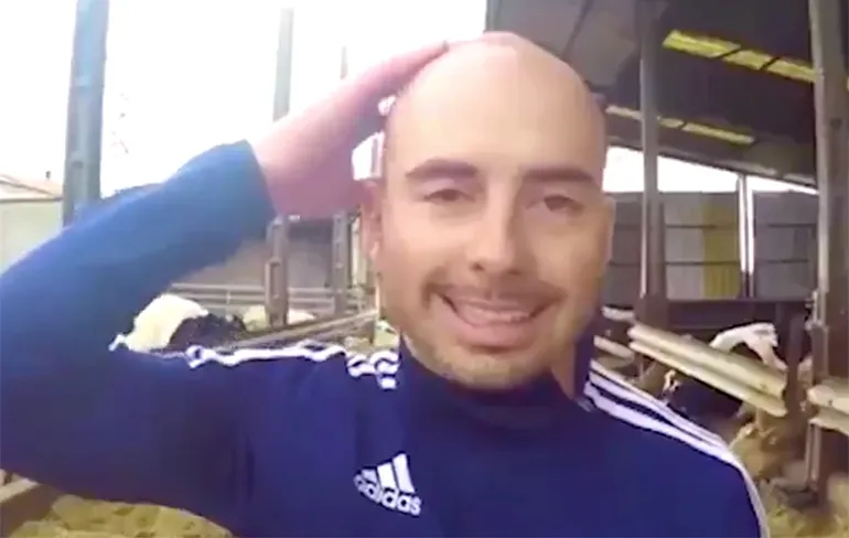 Breakdansende vleespet kan zijn hoofd wassen