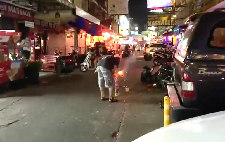 Britse toerist wint in Thailand Darwin Award door naar vuurwerk te kijken
