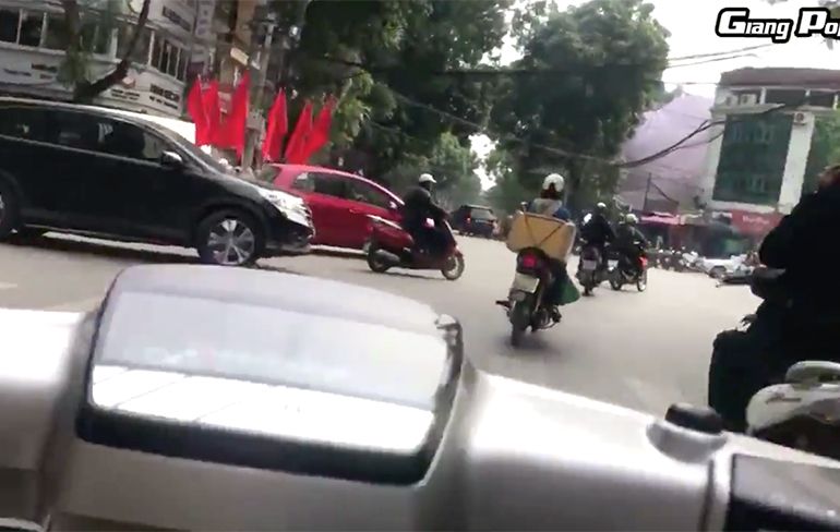 Brommerrijder in Vietnam mag zich wel de Aziatische Ghost Rider noemen
