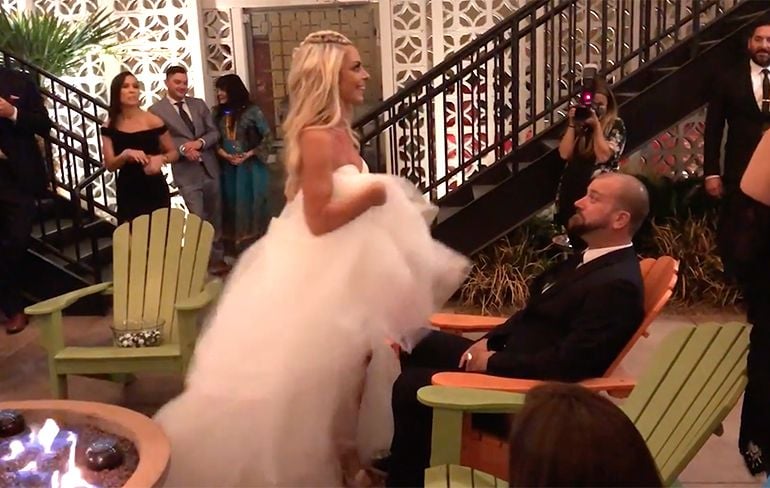 Bruid verrast haar kersverse man met dansje