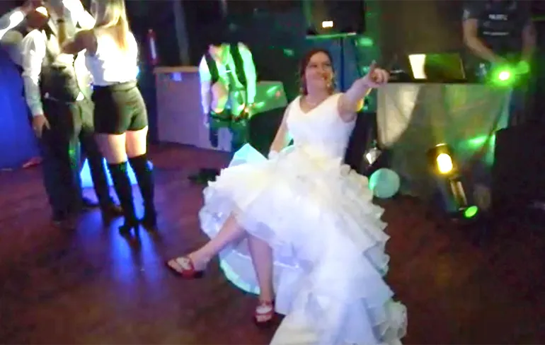 Bruidegom Bart wil in Tilburg ook voorproefje nemen van de huwelijksnacht