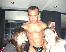 Bruidje zwanger van strippende dwerg op vrijgezellenfeest