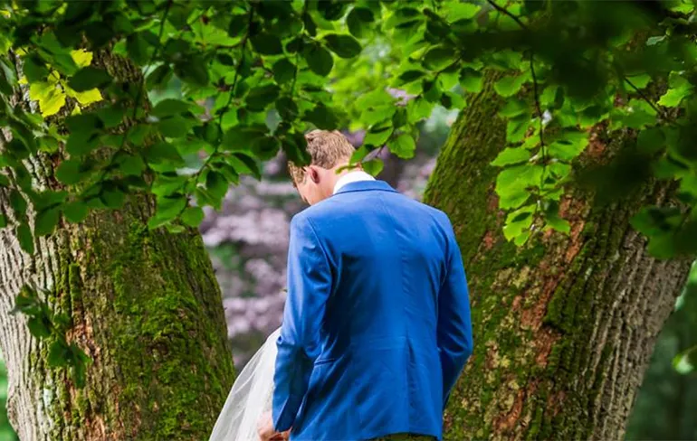 Bruidspaar neemt tijdens schieten foto's al voorschot op Huwelijksnacht