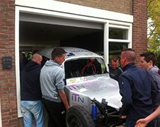 Bruidspaar uit Bodegraven verrast met cross auto in woonkamer