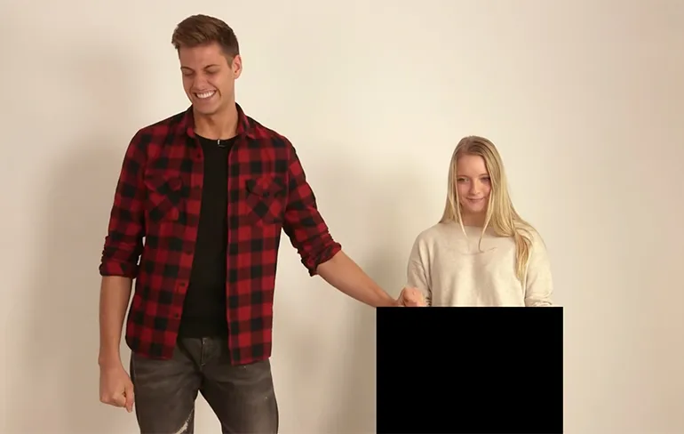 Bruine Chocoladeridders raken voor het eerst een poes aan