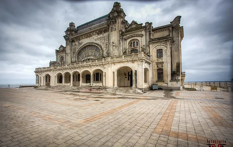 Brute foto's van een verlaten casino in Roemenië