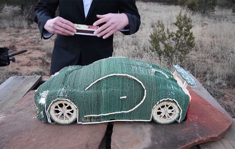 Bugatti Chiron gemaakt van lucifers gaat in de fik
