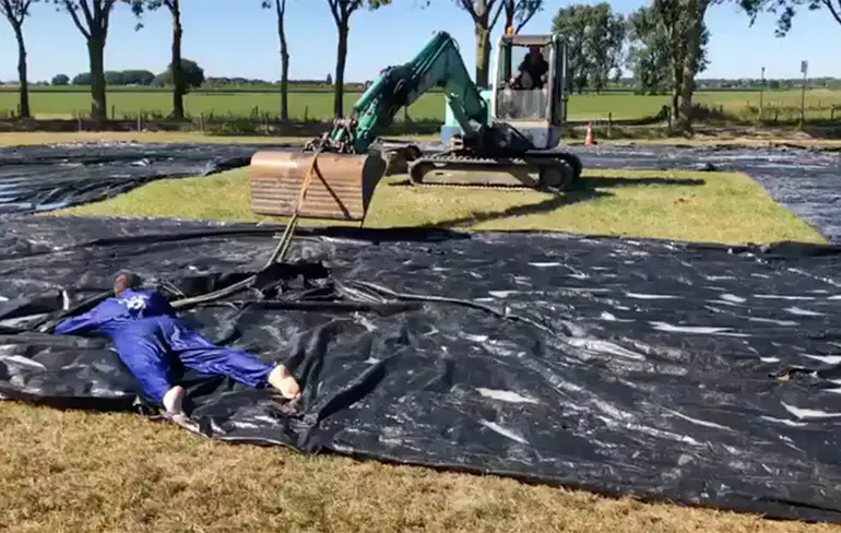Buikglijden op een zomerse dag in Cothen