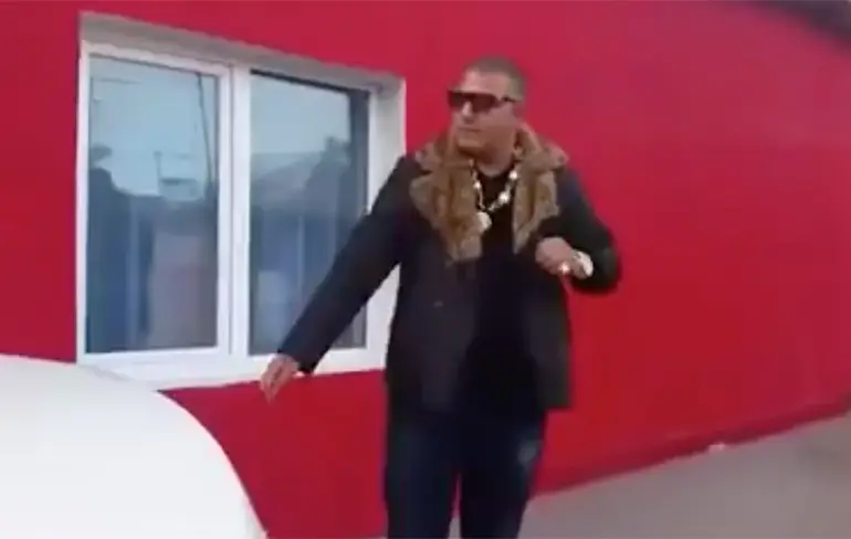 Bulgaarse zigeuner laat inhoud van zijn kofferbak zien!