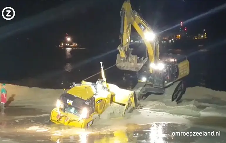 Bulldozer zakt weg in drijfzand Zeeland