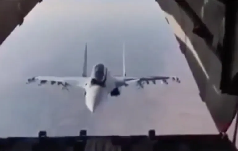 Bumperklevende Sukhoi Su-30 straaljager boven Syrië