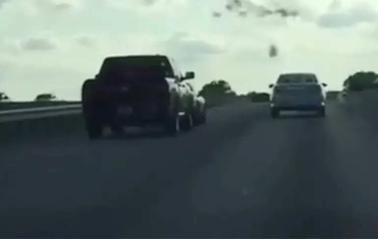 Bumperklever zet auto voor hem even buitenspel!