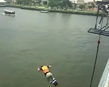 Bungee Jump gaat duidelijk niet zo lekker... Plons!
