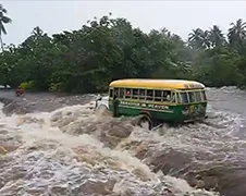 Bus gaat ongewild stukje varen op Samoa