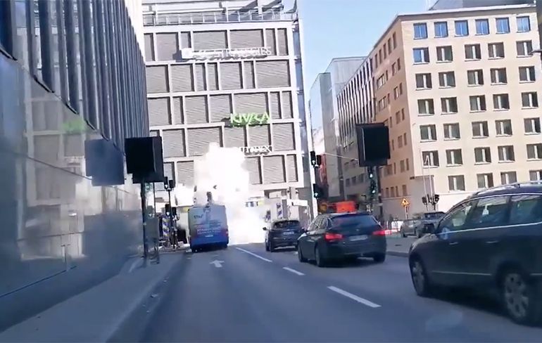 Bus in Stockholm explodeert na inrijden in tunnel
