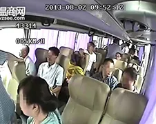 Buschauffeur China keert even op de weg...